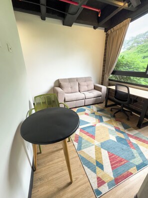 Habitación estándar (503) | Área de sala de estar