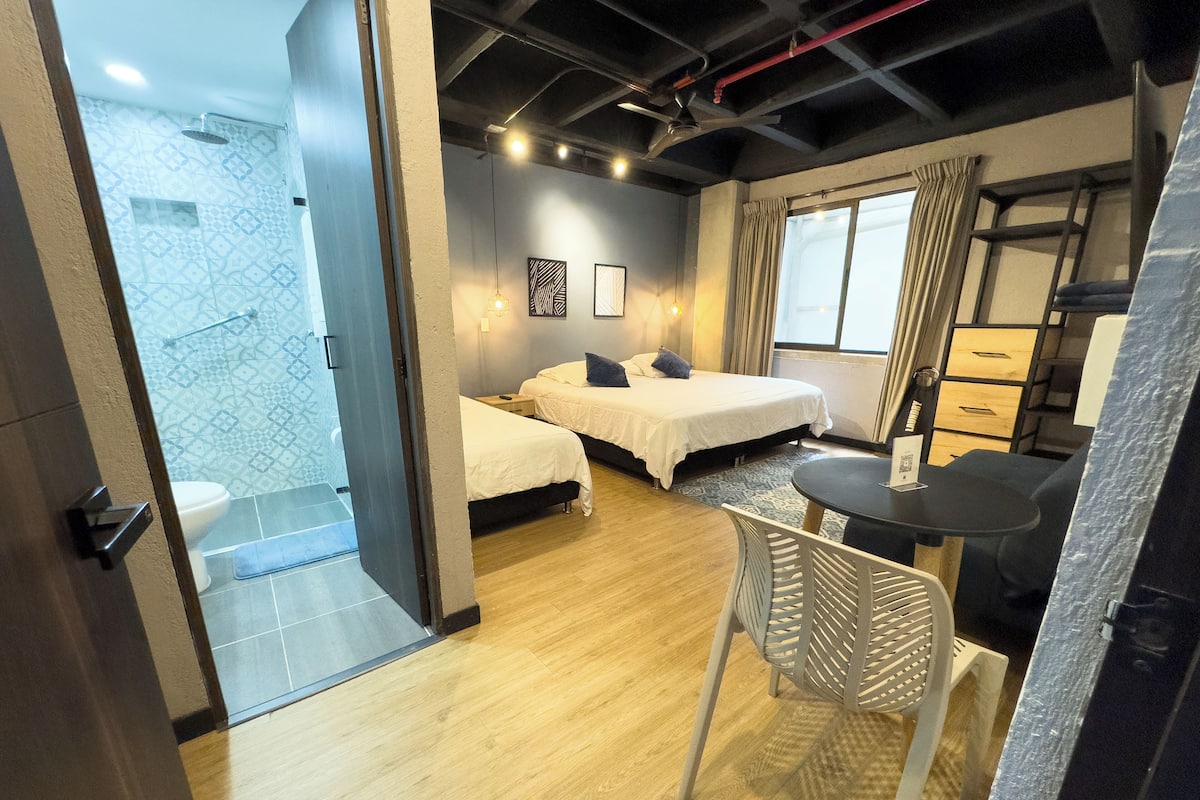 Standard Room (404)