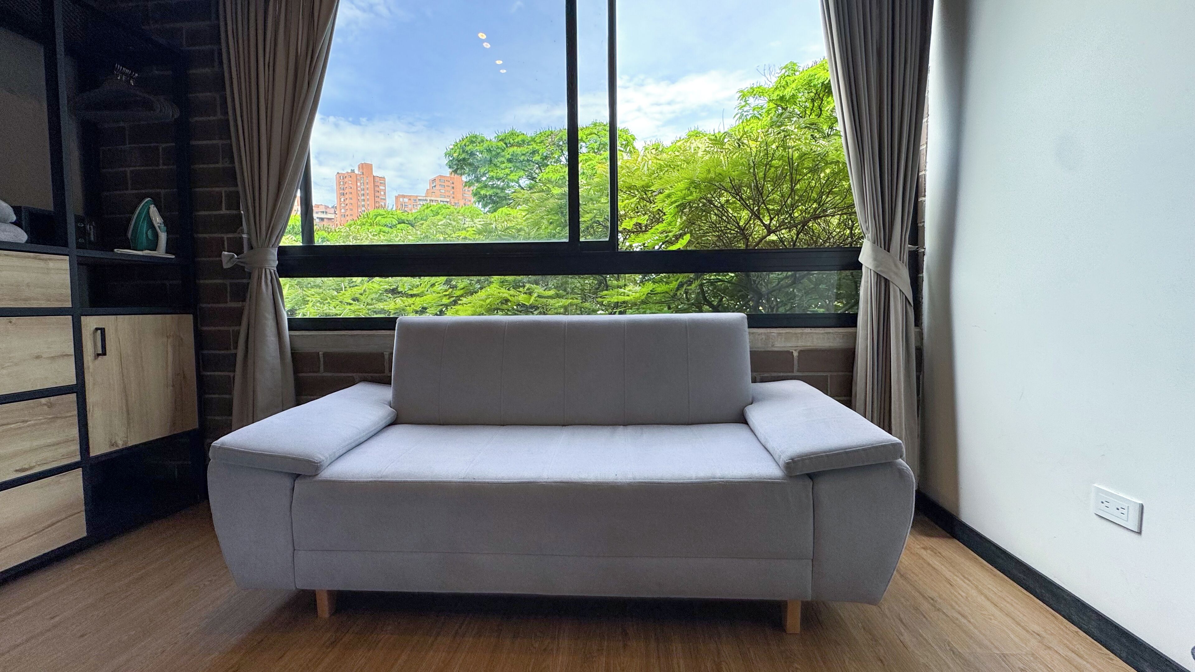 Standard Room (501) | Living area | Flat-screen TV