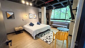 Standard Room (401) | In-room safe, iron/ironing board, free WiFi