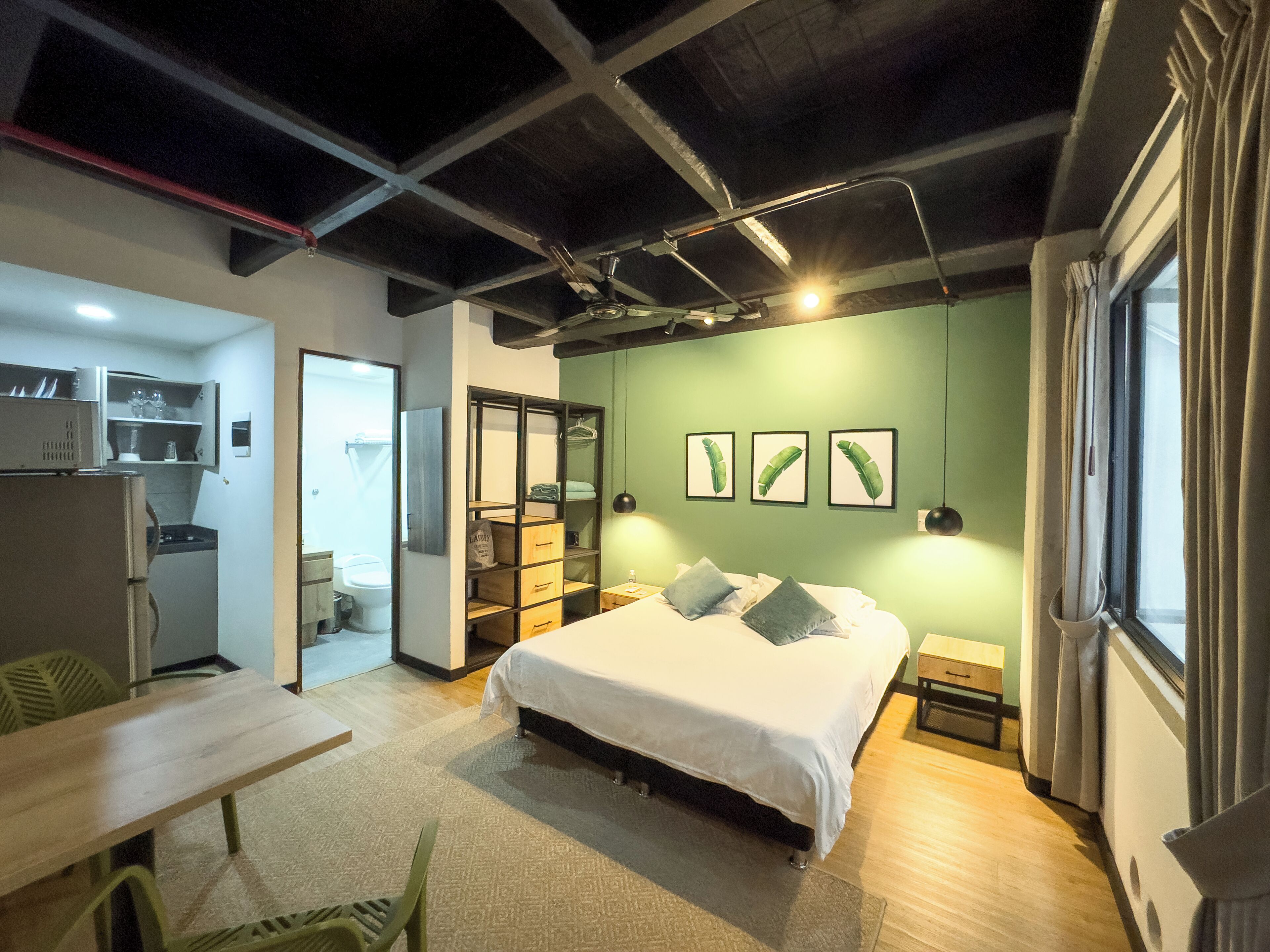 Apartamento superior (303) | Cofres nos quartos, ferros/tábuas de passar roupa, Wi-Fi de cortesia