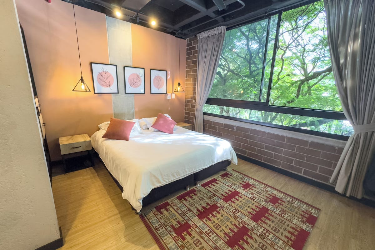 Standard Room (402)