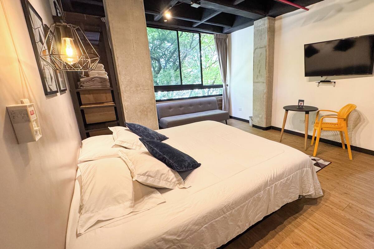Standard Room (401)
