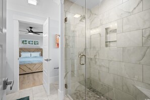 Douche, serviettes fournies
