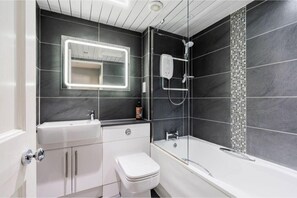 Hair dryer, towels, soap, shampoo - Historic Old Town Apartment with Castle Views in Central Location (Edinburgh)