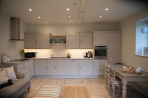 Dishwasher, cookware/dishes/utensils