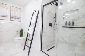 Hair dryer, towels, soap, shampoo - Modern 5BR Home • Deck, Games & Family Retreat (San Antonio)