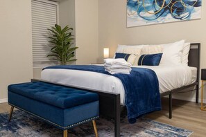 5 slaapkamers, een bureau, een strijkplank/strijkijzer, reisbedje