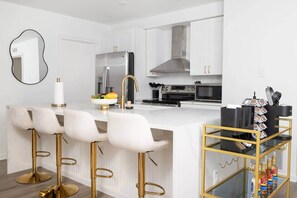 Fridge, microwave, oven, stovetop - Modern 5BR Home • Deck, Games & Family Retreat (San Antonio)
