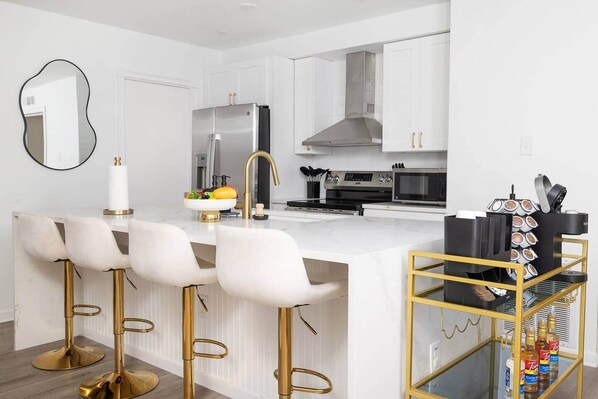 Een koelkast, een magnetron, een oven, een kookplaat