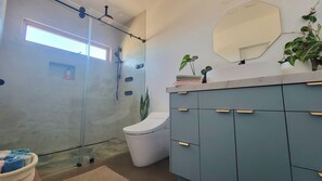 Suihku, hiustenkuivaaja, bidee, pyyhkeet