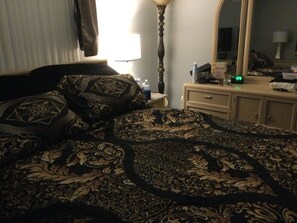 2 chambres, fer et planche à repasser, literie fournie