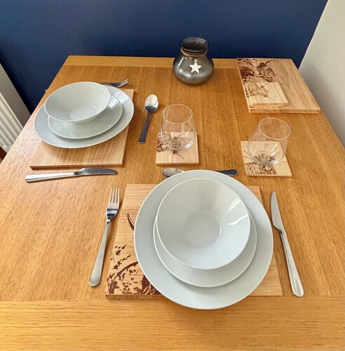 Excellently located, stylish 1-bed apartment. short stroll into town. Parking