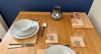 Excellently located, stylish 1-bed apartment. short stroll into town. Parking