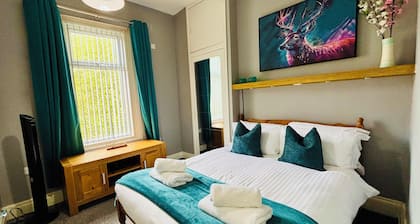 Excellently located, stylish 1-bed apartment. short stroll into town. Parking