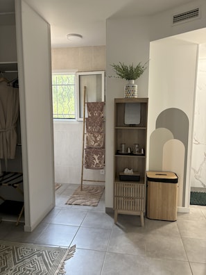 Suite Superior, vista piscina | Area soggiorno | Smart TV 126 cm con canali via cavo, Netflix, servizi in streaming