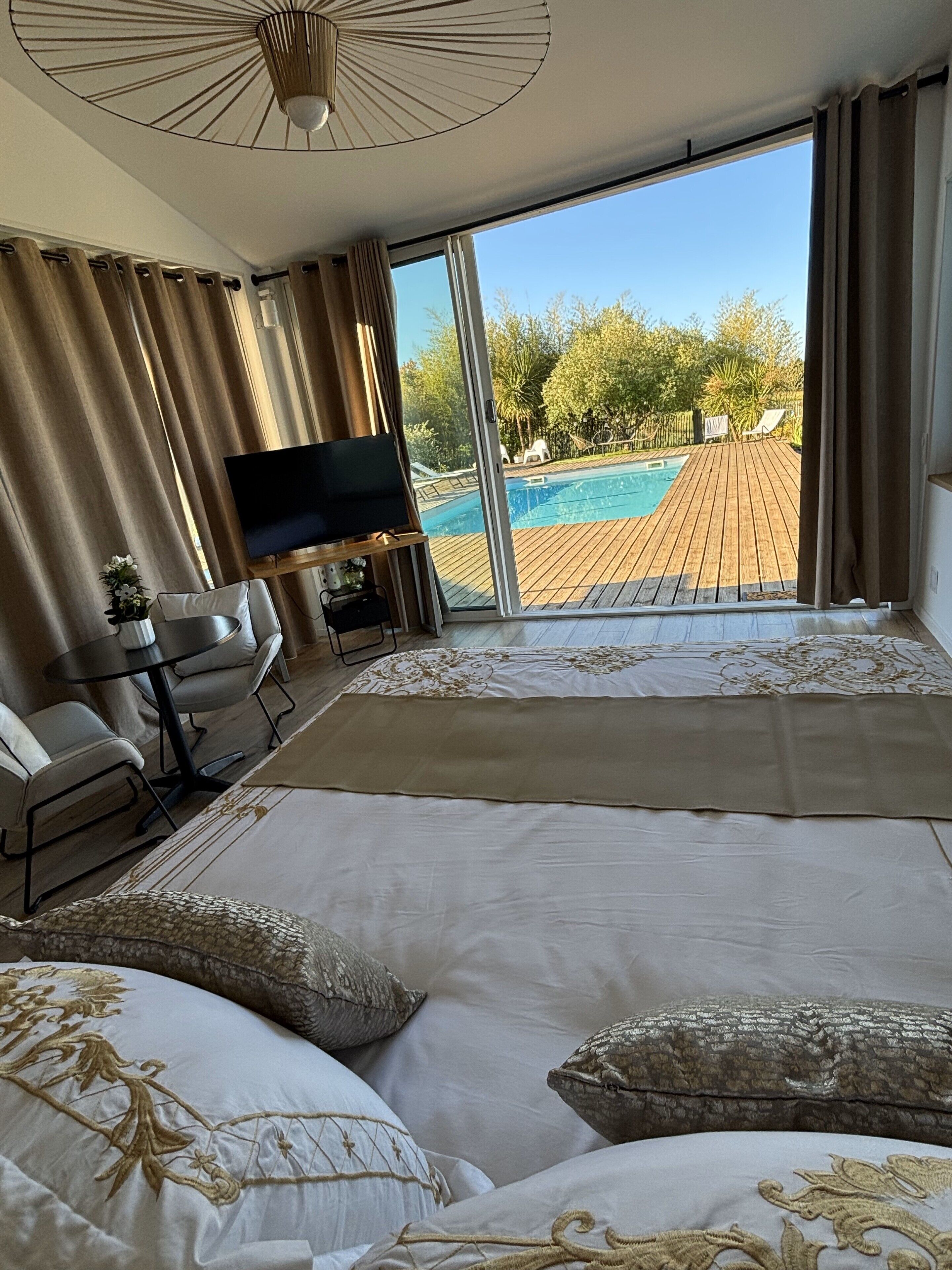 Rideaux occultants, chambres insonorisées, fer et planche à repasser