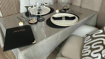 Suite superior, vista a la alberca | Cortinas blackout, insonorización y tabla de planchar con plancha