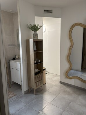 Superior Suite, Pool View | Bathroom | Slippers