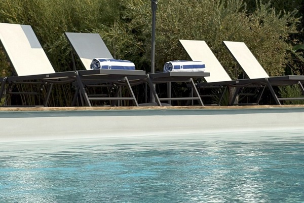 AuĂenpool (je nach Saison geöffnet), Sonnenschirme, LiegestĂŒhle