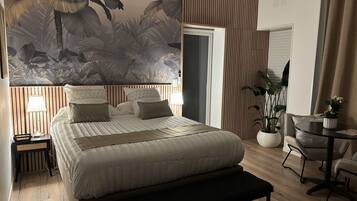 Superior suite, uitzicht op zwembad | Verduisterende gordijnen, geluiddichte muren