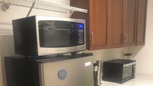 Microwave, oven, stovetop, blender - Boho studio apt with hot tub and BBQ near beach & dwntwn St. Pete (St. Petersburg)