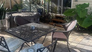Outdoor dining - Boho studio apt with hot tub and BBQ near beach & dwntwn St. Pete (St. Petersburg)