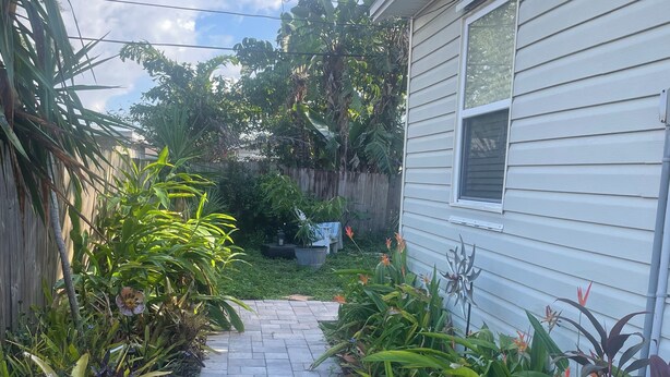 Property grounds - Boho studio apt with hot tub and BBQ near beach & dwntwn St. Pete (St. Petersburg)