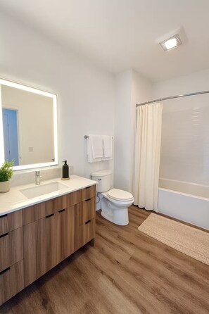 Hårtork, handdukar, tvål och toalettpapper