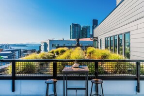 Outdoor dining - Luxury View Suite - King Bed - Huge Balcony - 10 Minute Walk To Stadiums (Seattle)