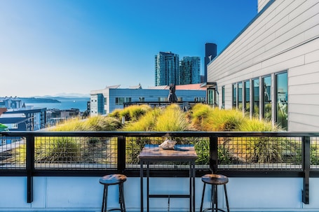 Outdoor dining. Luxury View Suite - King Bed - Huge Balcony - 10 Minute Walk To Stadiums