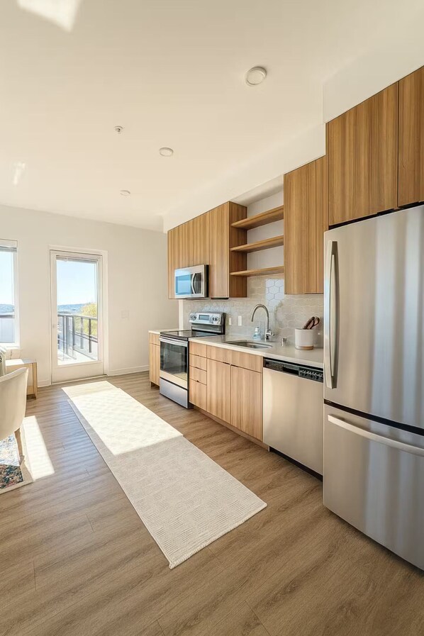Private kitchen - Luxury View Suite - King Bed - Huge Balcony - 10 Minute Walk To Stadiums (Seattle)