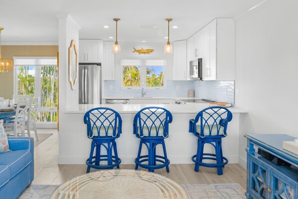 Jääkaappi, mikroaaltouuni, uuni, liesi