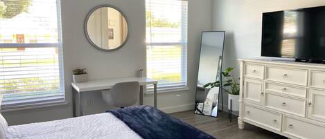 1 habitación, caja de seguridad en la habitación y escritorio