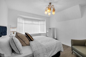 4 kamar tidur, setrika/meja setrika, Wi-Fi gratis, dan seprai linen