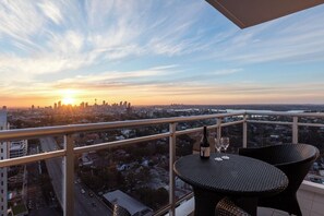 Outdoor dining - 3-Bedroom Harbour Suite Near to Bondi Beach Sydney (Bondi Junction)
