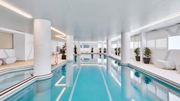 Una piscina cubierta, una piscina climatizada