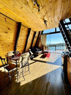 Classic Chalet, Sea View | Living area