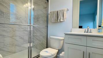 Een douche, een haardroger, een bidet, handdoeken
