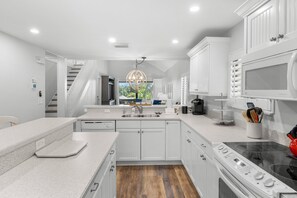 冷蔵庫、電子レンジ、オーブン、コンロ