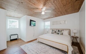 4 bedrooms, iron/ironing board, WiFi, bed sheets - Where Tradition Meets Comfort in Historic Northportand Bryant-Denny Stadium (Northport)