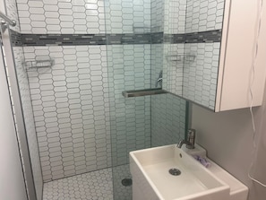 Dusche, Haartrockner, Handtücher, Seife