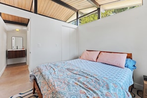 1 habitación, tabla de planchar con plancha, wifi y ropa de cama