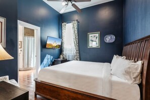 4 bedrooms, iron/ironing board, bed sheets