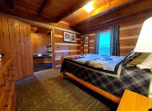 3 bedrooms, iron/ironing board, bed sheets - Private yet walking distance to downtown (Gatlinburg)