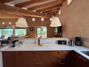 Jääkaappi, mikroaaltouuni, uuni, liesi