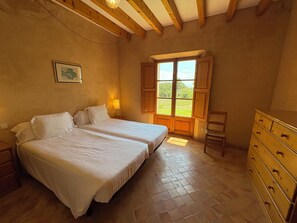 4 bedrooms, in-room safe, iron/ironing board, free WiFi