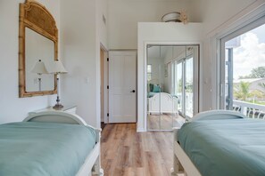 3 bedrooms, iron/ironing board, WiFi, bed sheets - Group Therapy Waterfront Keys Home – Pool, Tiki Hut, Dockage, & Monthly Rentals (Summerland Key)