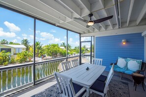Outdoor dining - Group Therapy Waterfront Keys Home – Pool, Tiki Hut, Dockage, & Monthly Rentals (Summerland Key)