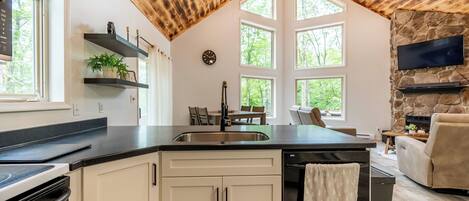 Jääkaappi, mikroaaltouuni, uuni, liesi